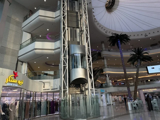 المصعد الكهربائي في الشاطئ مول في مدينة الدمام، المنطقة الشرقية، المملكة العربية السعودية، مركز تجاري وترفيهي متكامل، مطاعم ومقاهي متنوعة،  مناطق ترفيهية للأطفال والعائلات، فعاليات موسمية وأنشطة تسويقية، متاجر وعلامات تجارية محلية وعالمية، أجواء عائلية لجميع الفئات.