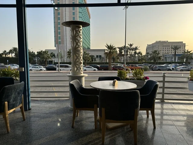 كوفي راقي في الشاطئ مول في مدينة الدمام، المنطقة الشرقية، المملكة العربية السعودية، مركز تجاري وترفيهي متكامل، مطاعم ومقاهي متنوعة،  مناطق ترفيهية للأطفال والعائلات، فعاليات موسمية وأنشطة تسويقية، متاجر وعلامات تجارية محلية وعالمية، أجواء عائلية لجميع الفئات.