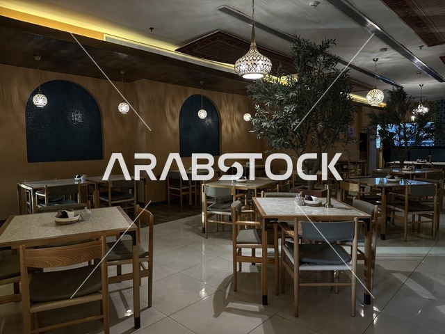 كوفي راقي في الشاطئ مول في مدينة الدمام، المنطقة الشرقية، المملكة العربية السعودية، مركز تجاري وترفيهي متكامل، مطاعم ومقاهي متنوعة،  مناطق ترفيهية للأطفال والعائلات، فعاليات موسمية وأنشطة تسويقية، متاجر وعلامات تجارية محلية وعالمية، أجواء عائلية لجميع الفئات.