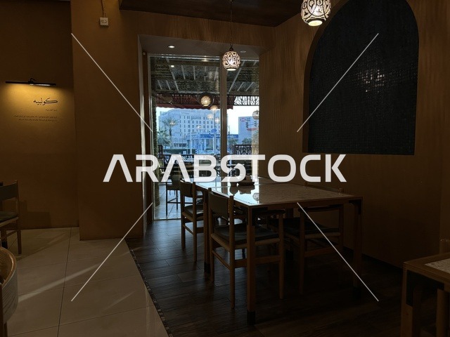 كوفي راقي في الشاطئ مول في مدينة الدمام، المنطقة الشرقية، المملكة العربية السعودية، مركز تجاري وترفيهي متكامل، مطاعم ومقاهي متنوعة،  مناطق ترفيهية للأطفال والعائلات، فعاليات موسمية وأنشطة تسويقية، متاجر وعلامات تجارية محلية وعالمية، أجواء عائلية لجميع الفئات.