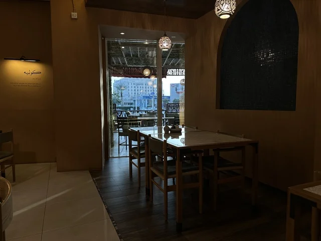 كوفي راقي في الشاطئ مول في مدينة الدمام، المنطقة الشرقية، المملكة العربية السعودية، مركز تجاري وترفيهي متكامل، مطاعم ومقاهي متنوعة،  مناطق ترفيهية للأطفال والعائلات، فعاليات موسمية وأنشطة تسويقية، متاجر وعلامات تجارية محلية وعالمية، أجواء عائلية لجميع الفئات.