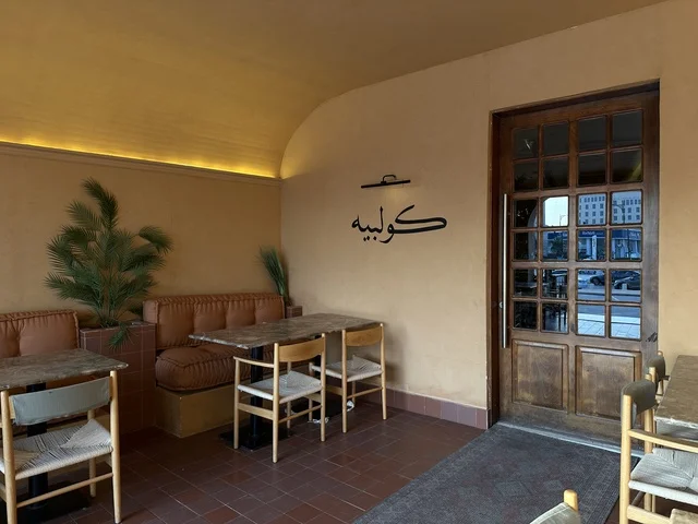 كولبيه كوفي في الشاطئ مول في مدينة الدمام، المنطقة الشرقية، المملكة العربية السعودية، مركز تجاري وترفيهي متكامل، مطاعم ومقاهي متنوعة،  مناطق ترفيهية للأطفال والعائلات، فعاليات موسمية وأنشطة تسويقية، متاجر وعلامات تجارية محلية وعالمية، أجواء عائلية لجميع الفئات.