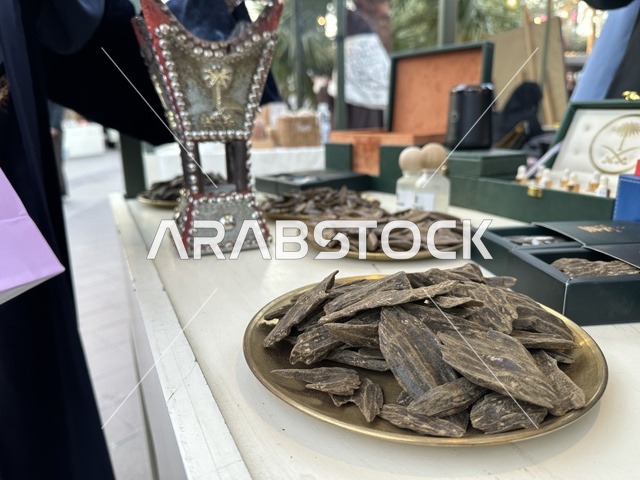 أركان تسوق خارجية في سوق جذور في حديقة الأمير سعود بمدينة الظهران، المنطقة الشرقية، المملكة العربية السعودية، سوق مجتمعي مفتوح يدعم المشاريع المحلية، منتجات حرفية وأطعمة منزلية، فعاليات عائلية وأنشطة ترفيهية، أجواء تراثية واجتماعية نابضة بالحياة