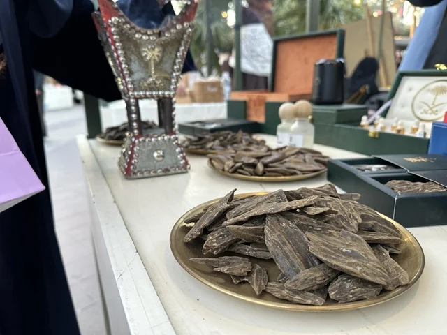 أركان تسوق خارجية في سوق جذور في حديقة الأمير سعود بمدينة الظهران، المنطقة الشرقية، المملكة العربية السعودية، سوق مجتمعي مفتوح يدعم المشاريع المحلية، منتجات حرفية وأطعمة منزلية، فعاليات عائلية وأنشطة ترفيهية، أجواء تراثية واجتماعية نابضة بالحياة