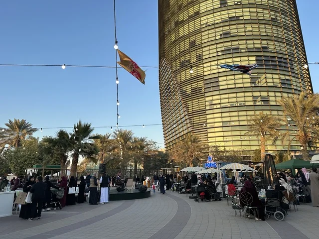 تجمع الزوار في سوق جذور في حديقة الأمير سعود بمدينة الظهران، المنطقة الشرقية، المملكة العربية السعودية، سوق مجتمعي مفتوح يدعم المشاريع المحلية، منتجات حرفية وأطعمة منزلية، أركان تسوق خارجية ، فعاليات عائلية وأنشطة ترفيهية، أجواء تراثية واجتماعية نابضة بالحياة