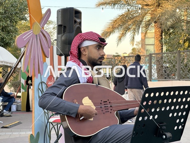 عرض موسيقي حي في سوق جذور في حديقة الأمير سعود بمدينة الظهران، المنطقة الشرقية، المملكة العربية السعودية، سوق مجتمعي مفتوح يدعم المشاريع المحلية، منتجات حرفية وأطعمة منزلية، أركان تسوق خارجية ، فعاليات عائلية وأنشطة ترفيهية، أجواء تراثية واجتماعية نابضة بالحياة