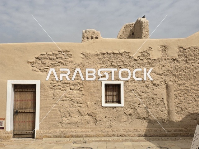وجهة سياحية وثقافية وتعليمية،  تاريخ الدولة السعودية الأولى، أسوار الدرعية القديمة في مدينة الرياض في المملكة العربية السعودية، معالم أثرية تاريخية قديمة، الفن الهندسي المعماري القديم، صورة للمباني الأثرية والبيوت الطينية في حي الطريف في الدرعية
