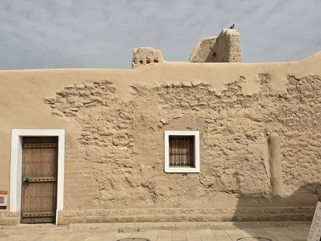 وجهة سياحية وثقافية وتعليمية،  تاريخ الدولة السعودية الأولى، أسوار الدرعية القديمة في مدينة الرياض في المملكة العربية السعودية، معالم أثرية تاريخية قديمة، الفن الهندسي المعماري القديم، صورة للمباني الأثرية والبيوت الطينية في حي الطريف في الدرعية