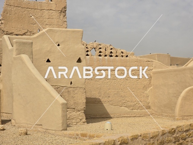 حي الطريف مقر الحكم وعاصمة الدولة،  تاريخ الدولة السعودية الأولى، أسوار الدرعية القديمة في مدينة الرياض في المملكة العربية السعودية، معالم أثرية تاريخية قديمة، الفن الهندسي المعماري القديم، صورة للمباني الأثرية والبيوت الطينية في حي الطريف في الدرعية