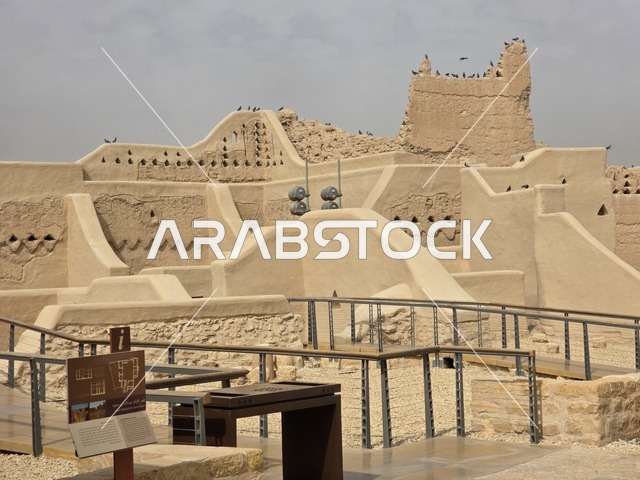 أسلوب العمارة النجدية التقليدية،  تاريخ الدولة السعودية الأولى، أسوار الدرعية القديمة في مدينة الرياض في المملكة العربية السعودية، معالم أثرية تاريخية قديمة، الفن الهندسي المعماري القديم، صورة للمباني الأثرية والبيوت الطينية في حي الطريف في الدرعية