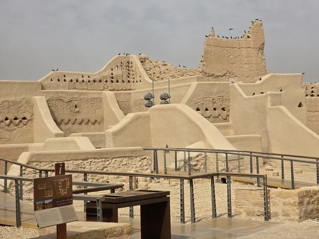 أسلوب العمارة النجدية التقليدية،  تاريخ الدولة السعودية الأولى، أسوار الدرعية القديمة في مدينة الرياض في المملكة العربية السعودية، معالم أثرية تاريخية قديمة، الفن الهندسي المعماري القديم، صورة للمباني الأثرية والبيوت الطينية في حي الطريف في الدرعية