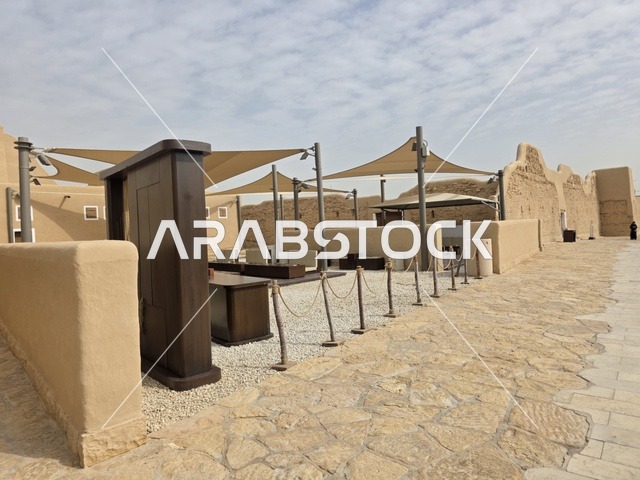 مناطق جذب سياحي مهمة،  تاريخ الدولة السعودية الأولى، أسوار الدرعية القديمة في مدينة الرياض في المملكة العربية السعودية، معالم أثرية تاريخية قديمة، الفن الهندسي المعماري القديم، صورة للمباني الأثرية والبيوت الطينية في حي الطريف في الدرعية