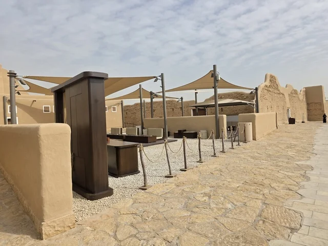 مناطق جذب سياحي مهمة،  تاريخ الدولة السعودية الأولى، أسوار الدرعية القديمة في مدينة الرياض في المملكة العربية السعودية، معالم أثرية تاريخية قديمة، الفن الهندسي المعماري القديم، صورة للمباني الأثرية والبيوت الطينية في حي الطريف في الدرعية