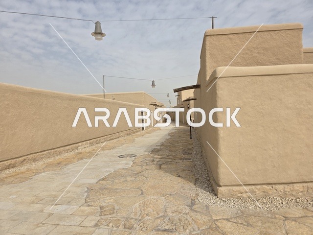 مناطق جذب سياحي مهمة،  تاريخ الدولة السعودية الأولى، أسوار الدرعية القديمة في مدينة الرياض في المملكة العربية السعودية، معالم أثرية تاريخية قديمة، الفن الهندسي المعماري القديم، صورة للمباني الأثرية والبيوت الطينية في حي الطريف في الدرعية