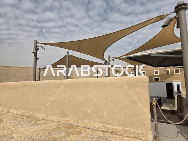 الصحراء الجافة والسماء الملبدة بالغيوم،  تاريخ الدولة السعودية الأولى، أسوار الدرعية القديمة في مدينة الرياض في المملكة العربية السعودية، معالم أثرية تاريخية قديمة، الفن الهندسي المعماري القديم، صورة للمباني الأثرية والبيوت الطينية في حي الطريف في الدرعية