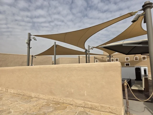 الصحراء الجافة والسماء الملبدة بالغيوم،  تاريخ الدولة السعودية الأولى، أسوار الدرعية القديمة في مدينة الرياض في المملكة العربية السعودية، معالم أثرية تاريخية قديمة، الفن الهندسي المعماري القديم، صورة للمباني الأثرية والبيوت الطينية في حي الطريف في الدرعية