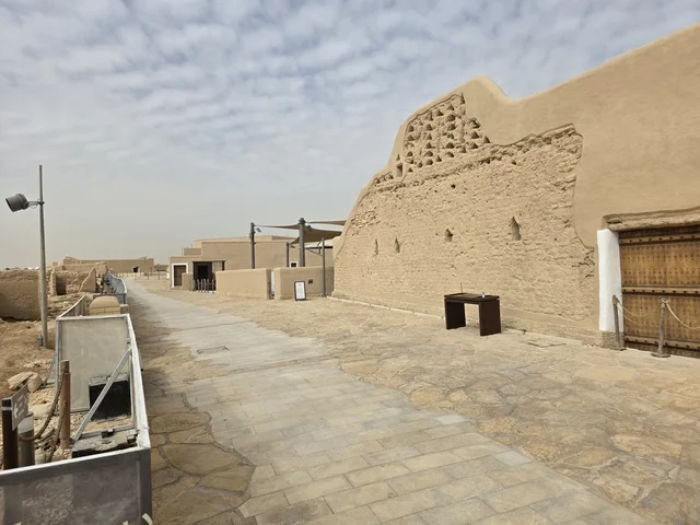 باب أثري تاريخي،  تاريخ الدولة السعودية الأولى، أسوار الدرعية القديمة في مدينة الرياض في المملكة العربية السعودية، معالم أثرية تاريخية قديمة، الفن الهندسي المعماري القديم، صورة للمباني الأثرية والبيوت الطينية في حي الطريف في الدرعية