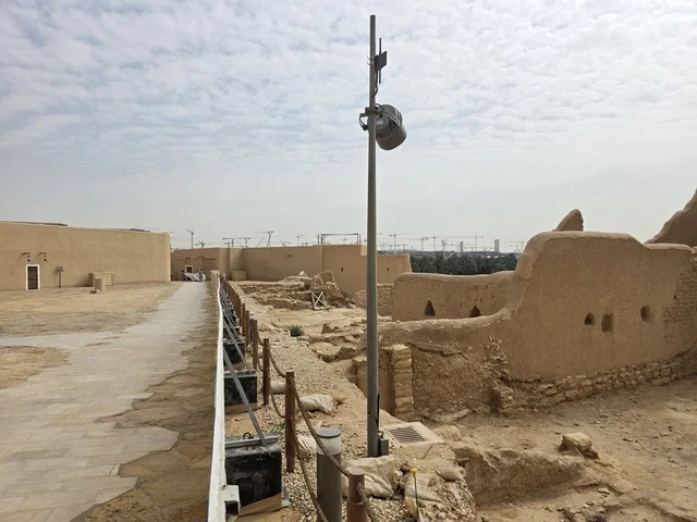 بقايا جدران مبنية من الطوب اللبن،  تاريخ الدولة السعودية الأولى، أسوار الدرعية القديمة في مدينة الرياض في المملكة العربية السعودية، معالم أثرية تاريخية قديمة، الفن الهندسي المعماري القديم، صورة للمباني الأثرية والبيوت الطينية في حي الطريف في الدرعية