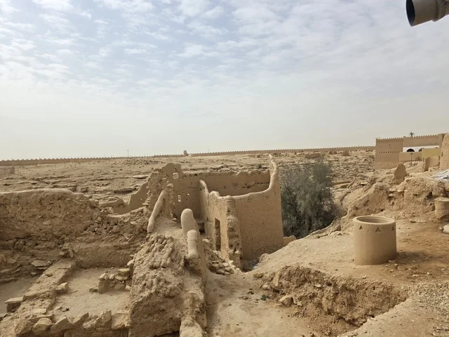 مكان سياحي تراثي،  تاريخ الدولة السعودية الأولى، أسوار الدرعية القديمة في مدينة الرياض في المملكة العربية السعودية، معالم أثرية تاريخية قديمة، الفن الهندسي المعماري القديم، صورة للمباني الأثرية والبيوت الطينية في حي الطريف في الدرعية