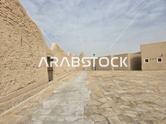 لأماكن التراثية السياحية والعريقة، تاريخ الدولة السعودية الأولى، أسوار الدرعية القديمة في مدينة الرياض في المملكة العربية السعودية، معالم أثرية تاريخية قديمة، الفن الهندسي المعماري القديم، صورة للمباني الأثرية والبيوت الطينية في حي الطريف في الدرعية