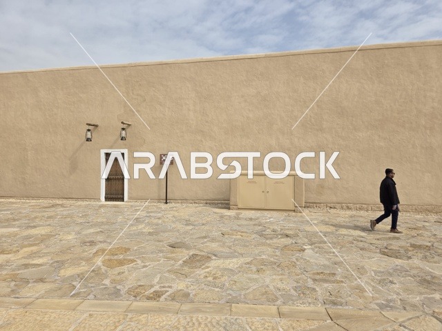 لأماكن التراثية السياحية والعريقة، تاريخ الدولة السعودية الأولى، أسوار الدرعية القديمة في مدينة الرياض في المملكة العربية السعودية، معالم أثرية تاريخية قديمة، الفن الهندسي المعماري القديم، صورة للمباني الأثرية والبيوت الطينية في حي الطريف في الدرعية