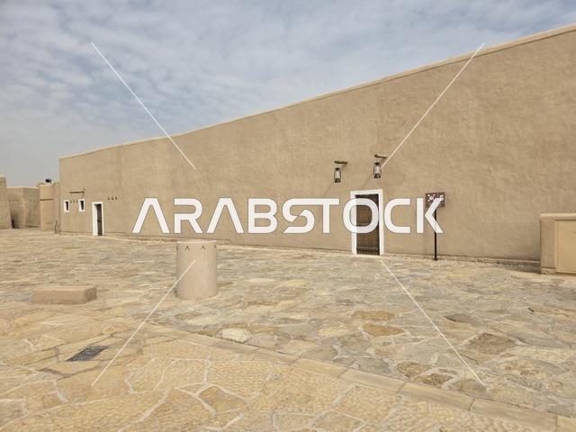 معالم أثرية تاريخية شعبية قديمة، تاريخ الدولة السعودية الأولى، أسوار الدرعية القديمة في مدينة الرياض في المملكة العربية السعودية، معالم أثرية تاريخية قديمة، الفن الهندسي المعماري القديم، صورة للمباني الأثرية والبيوت الطينية في حي الطريف في الدرعية