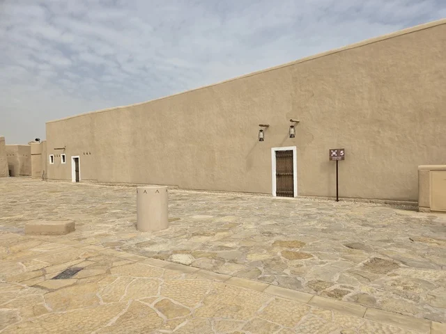 معالم أثرية تاريخية شعبية قديمة، تاريخ الدولة السعودية الأولى، أسوار الدرعية القديمة في مدينة الرياض في المملكة العربية السعودية، معالم أثرية تاريخية قديمة، الفن الهندسي المعماري القديم، صورة للمباني الأثرية والبيوت الطينية في حي الطريف في الدرعية