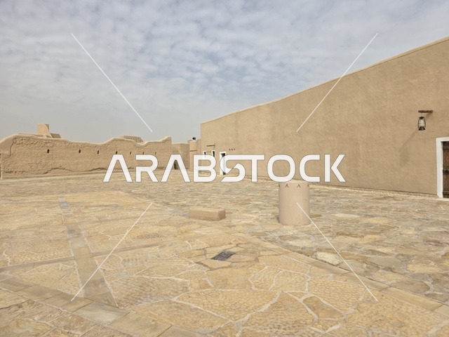 معالم أثرية تاريخية شعبية قديمة، تاريخ الدولة السعودية الأولى، أسوار الدرعية القديمة في مدينة الرياض في المملكة العربية السعودية، معالم أثرية تاريخية قديمة، الفن الهندسي المعماري القديم، صورة للمباني الأثرية والبيوت الطينية في حي الطريف في الدرعية