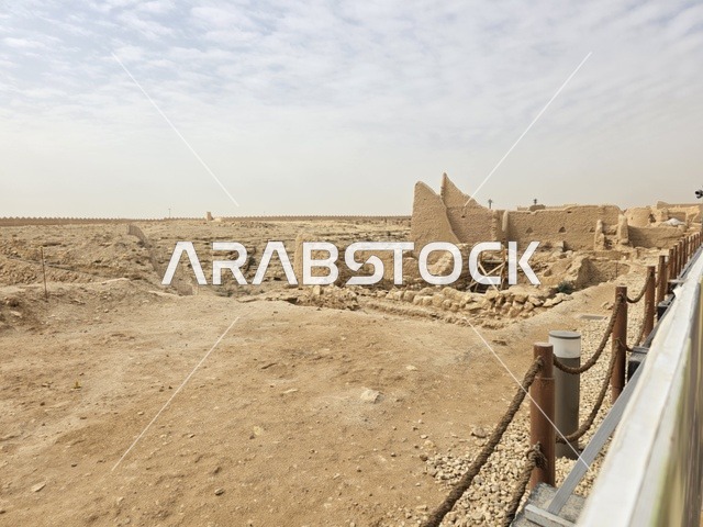 القرية التاريخية التراثية في مدينة الرياض، أشجار النخيل الخضراء، أسوار الدرعية القديمة في مدينة الرياض في المملكة العربية السعودية، معالم أثرية تاريخية قديمة، الفن الهندسي المعماري القديم، صورة للمباني الأثرية والبيوت الطينية في حي الطريف في الدرعية