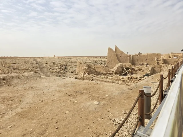 القرية التاريخية التراثية في مدينة الرياض، أشجار النخيل الخضراء، أسوار الدرعية القديمة في مدينة الرياض في المملكة العربية السعودية، معالم أثرية تاريخية قديمة، الفن الهندسي المعماري القديم، صورة للمباني الأثرية والبيوت الطينية في حي الطريف في الدرعية