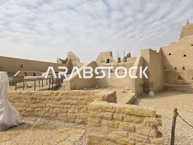 تاريخ الدولة السعودية الأولى، أشجار النخيل الخضراء، أسوار الدرعية القديمة في مدينة الرياض في المملكة العربية السعودية، معالم أثرية تاريخية قديمة، الفن الهندسي المعماري القديم، صورة للمباني الأثرية والبيوت الطينية في حي الطريف في الدرعية