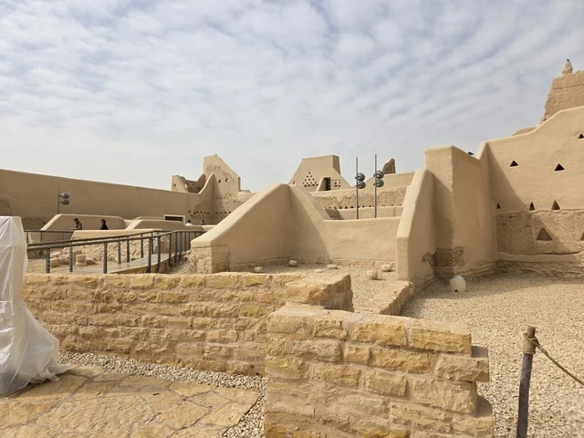 تاريخ الدولة السعودية الأولى، أشجار النخيل الخضراء، أسوار الدرعية القديمة في مدينة الرياض في المملكة العربية السعودية، معالم أثرية تاريخية قديمة، الفن الهندسي المعماري القديم، صورة للمباني الأثرية والبيوت الطينية في حي الطريف في الدرعية