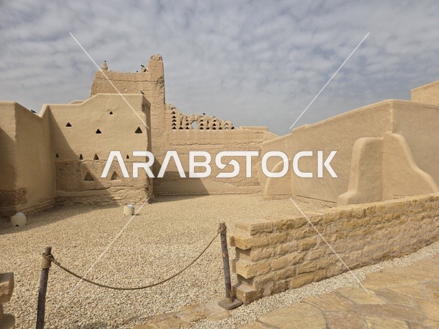 الاستمتاع بالمزارات السياحية المشهورة، أشجار النخيل الخضراء، أسوار الدرعية القديمة في مدينة الرياض في المملكة العربية السعودية، معالم أثرية تاريخية قديمة، الفن الهندسي المعماري القديم، صورة للمباني الأثرية والبيوت الطينية في حي الطريف في الدرعية