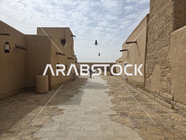 أماكن ترفيهية أثرية في وقت النهار، أشجار النخيل الخضراء، أسوار الدرعية القديمة في مدينة الرياض في المملكة العربية السعودية، معالم أثرية تاريخية قديمة، الفن الهندسي المعماري القديم، صورة للمباني الأثرية والبيوت الطينية في حي الطريف في الدرعية