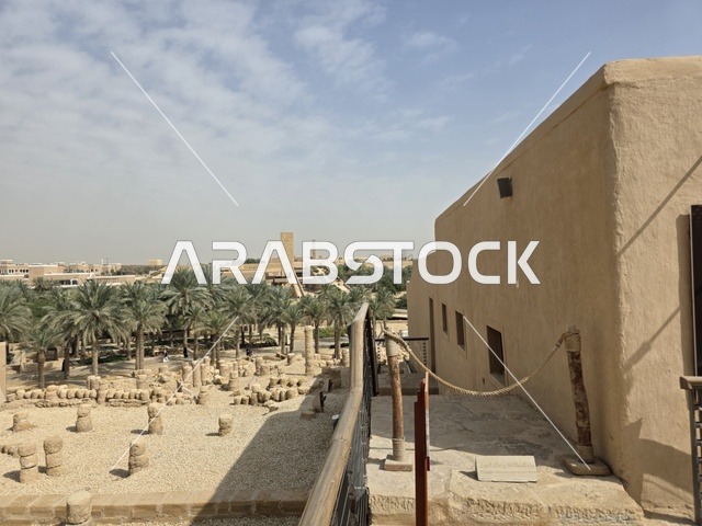 أشجار النخيل الخضراء، أسوار الدرعية القديمة في مدينة الرياض في المملكة العربية السعودية، معالم أثرية تاريخية قديمة، الفن الهندسي المعماري القديم، صورة للمباني الأثرية والبيوت الطينية في حي الطريف في الدرعية، مناطق السياحة التراثية في السعودية