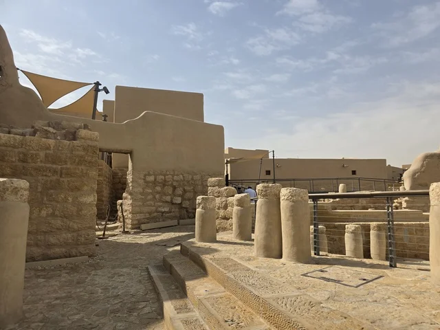 أماكن تراثية لجذب السياح الى السعودية، أشجار النخيل الخضراء، أسوار الدرعية القديمة في مدينة الرياض في المملكة العربية السعودية، معالم أثرية تاريخية قديمة، الفن الهندسي المعماري القديم، صورة للمباني الأثرية والبيوت الطينية في حي الطريف في الدرعية