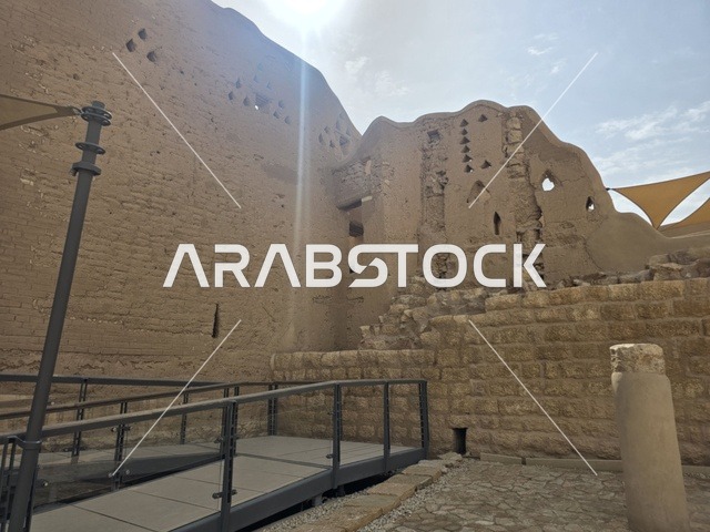 البيوت القديمة في الدرعية، أشجار النخيل الخضراء، أسوار الدرعية القديمة في مدينة الرياض في المملكة العربية السعودية، معالم أثرية تاريخية قديمة، الفن الهندسي المعماري القديم، صورة للمباني الأثرية والبيوت الطينية في حي الطريف في الدرعية، مناطق السياحة التراثية في السعودية