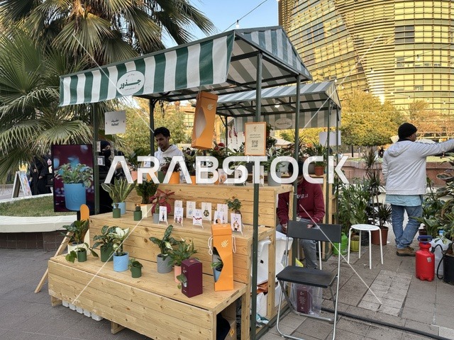 سوق مجتمعي مفتوح يدعم المشاريع المحلية، سوق جذور في حديقة الأمير سعود بمدينة الظهران، المنطقة الشرقية، المملكة العربية السعودية، منتجات حرفية وأطعمة منزلية، أركان تسوق خارجية ، فعاليات عائلية وأنشطة ترفيهية، أجواء تراثية واجتماعية نابضة بالحياة