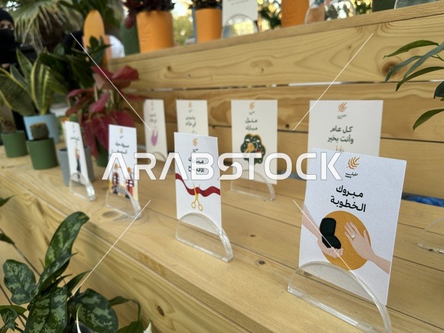 سوق مجتمعي مفتوح يدعم المشاريع المحلية، سوق جذور في حديقة الأمير سعود بمدينة الظهران، المنطقة الشرقية، المملكة العربية السعودية، منتجات حرفية وأطعمة منزلية، أركان تسوق خارجية ، فعاليات عائلية وأنشطة ترفيهية، أجواء تراثية واجتماعية نابضة بالحياة