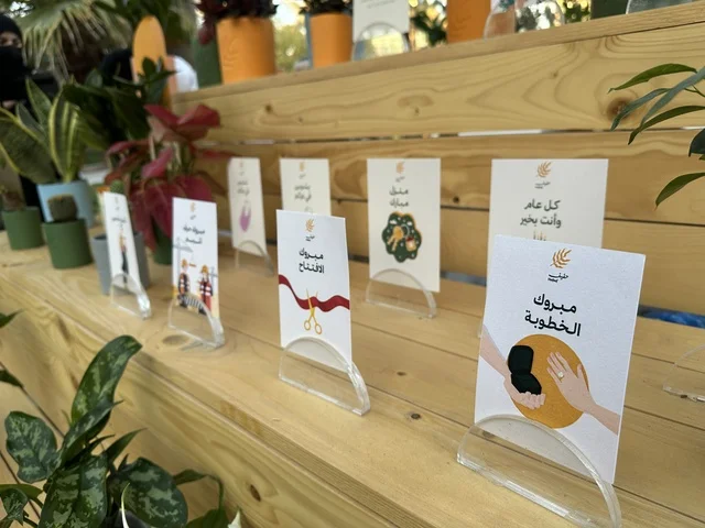 سوق مجتمعي مفتوح يدعم المشاريع المحلية، سوق جذور في حديقة الأمير سعود بمدينة الظهران، المنطقة الشرقية، المملكة العربية السعودية، منتجات حرفية وأطعمة منزلية، أركان تسوق خارجية ، فعاليات عائلية وأنشطة ترفيهية، أجواء تراثية واجتماعية نابضة بالحياة