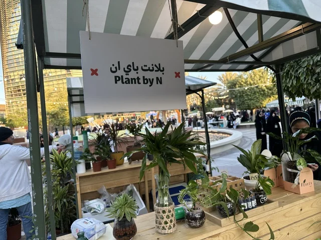 سوق مجتمعي مفتوح يدعم المشاريع المحلية، سوق جذور في حديقة الأمير سعود بمدينة الظهران، المنطقة الشرقية، المملكة العربية السعودية، منتجات حرفية وأطعمة منزلية، أركان تسوق خارجية ، فعاليات عائلية وأنشطة ترفيهية، أجواء تراثية واجتماعية نابضة بالحياة