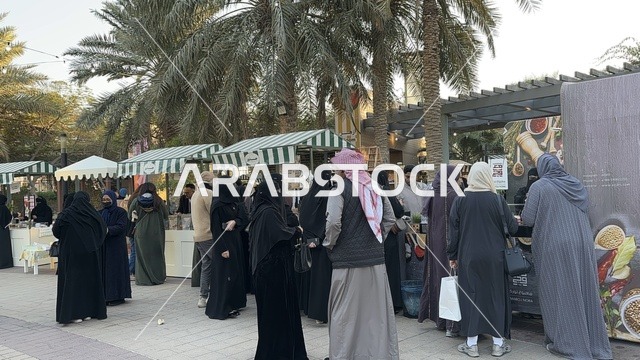 سوق مجتمعي مفتوح يدعم المشاريع المحلية، سوق جذور في حديقة الأمير سعود بمدينة الظهران، المنطقة الشرقية، المملكة العربية السعودية، منتجات حرفية وأطعمة منزلية، أركان تسوق خارجية ، فعاليات عائلية وأنشطة ترفيهية، أجواء تراثية واجتماعية نابضة بالحياة