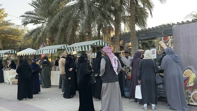 سوق مجتمعي مفتوح يدعم المشاريع المحلية، سوق جذور في حديقة الأمير سعود بمدينة الظهران، المنطقة الشرقية، المملكة العربية السعودية، منتجات حرفية وأطعمة منزلية، أركان تسوق خارجية ، فعاليات عائلية وأنشطة ترفيهية، أجواء تراثية واجتماعية نابضة بالحياة