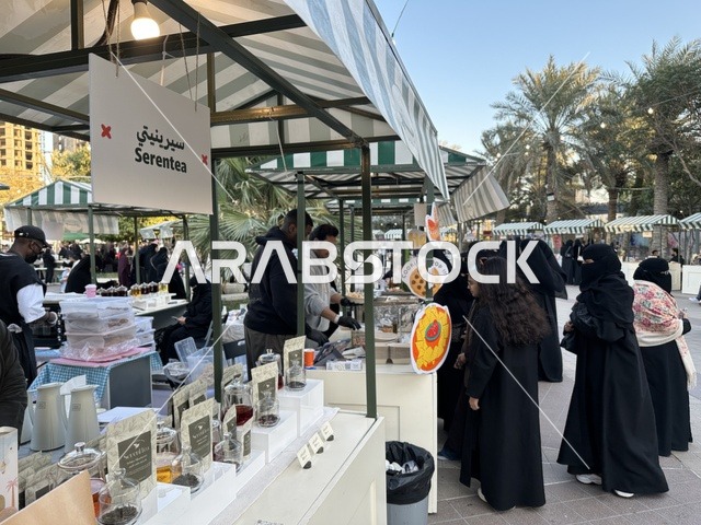 سوق مجتمعي مفتوح يدعم المشاريع المحلية، سوق جذور في حديقة الأمير سعود بمدينة الظهران، المنطقة الشرقية، المملكة العربية السعودية، منتجات حرفية وأطعمة منزلية، أركان تسوق خارجية ، فعاليات عائلية وأنشطة ترفيهية، أجواء تراثية واجتماعية نابضة بالحياة