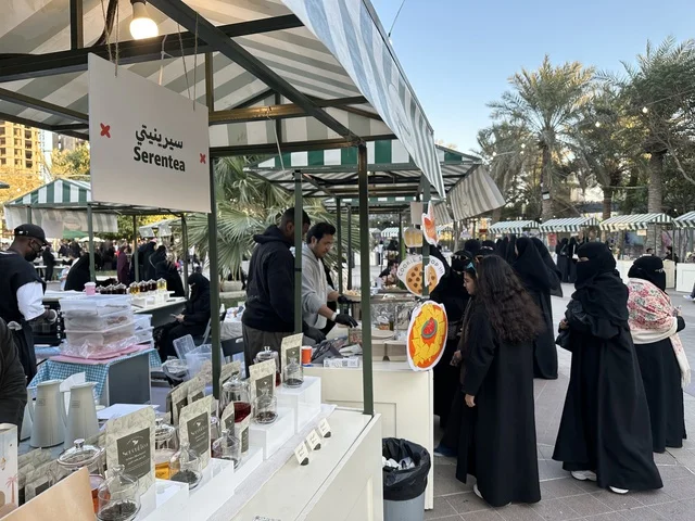 سوق مجتمعي مفتوح يدعم المشاريع المحلية، سوق جذور في حديقة الأمير سعود بمدينة الظهران، المنطقة الشرقية، المملكة العربية السعودية، منتجات حرفية وأطعمة منزلية، أركان تسوق خارجية ، فعاليات عائلية وأنشطة ترفيهية، أجواء تراثية واجتماعية نابضة بالحياة سوق مجتمعي مفتوح يدعم المشاريع المحلية، سوق جذور في حديقة الأمير سعود بمدينة الظهران، المنطقة الشرقية، المملكة العربية السعودية، منتجات حرفية وأطعمة منزلية، أركان تسوق خارجية ، فعاليات عائلية وأنشطة ترفيهية، أجواء تراثية واجتماعية نابضة بالحياة