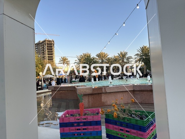 تسوق المنتجات المحلية في سوق جذور في حديقة الأمير سعود بمدينة الظهران، المنطقة الشرقية، المملكة العربية السعودية، منتجات حرفية وأطعمة منزلية، أركان تسوق خارجية ، فعاليات عائلية وأنشطة ترفيهية،  سوق مجتمعي مفتوح يدعم المشاريع المحلية، أجواء تراثية واجتماعية نابضة بالحياة