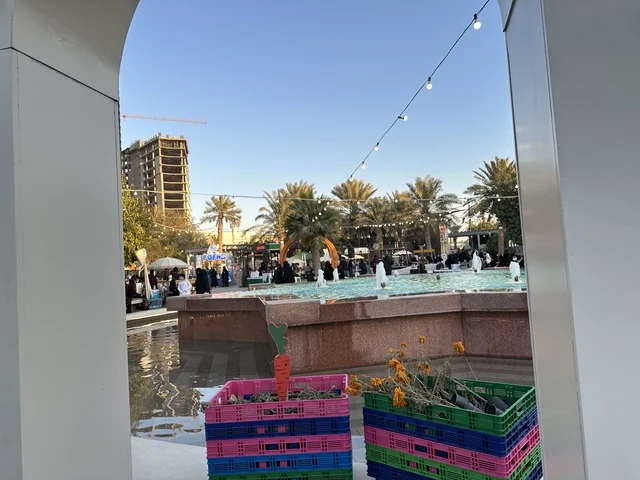 تسوق المنتجات المحلية في سوق جذور في حديقة الأمير سعود بمدينة الظهران، المنطقة الشرقية، المملكة العربية السعودية، منتجات حرفية وأطعمة منزلية، أركان تسوق خارجية ، فعاليات عائلية وأنشطة ترفيهية،  سوق مجتمعي مفتوح يدعم المشاريع المحلية، أجواء تراثية واجتماعية نابضة بالحياة