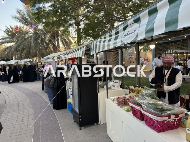 تسوق المنتجات المحلية في سوق جذور في حديقة الأمير سعود بمدينة الظهران، المنطقة الشرقية، المملكة العربية السعودية، منتجات حرفية وأطعمة منزلية، أركان تسوق خارجية ، فعاليات عائلية وأنشطة ترفيهية،  سوق مجتمعي مفتوح يدعم المشاريع المحلية، أجواء تراثية واجتماعية نابضة بالحياة