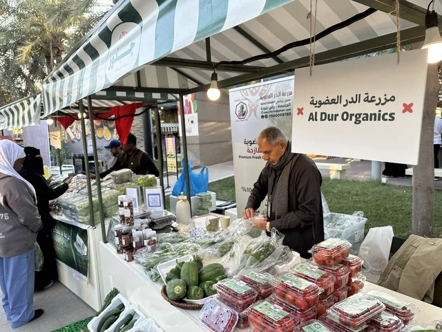 تسوق المنتجات المحلية في سوق جذور في حديقة الأمير سعود بمدينة الظهران، المنطقة الشرقية، المملكة العربية السعودية، منتجات حرفية وأطعمة منزلية، أركان تسوق خارجية ، فعاليات عائلية وأنشطة ترفيهية،  سوق مجتمعي مفتوح يدعم المشاريع المحلية، أجواء تراثية واجتماعية نابضة بالحياة