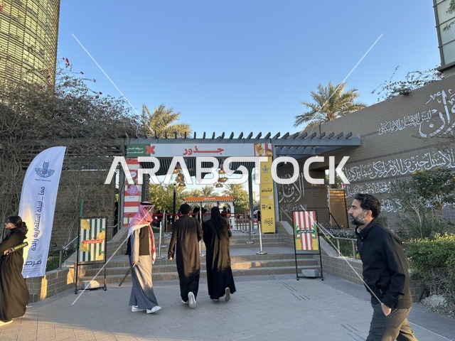مدخل سوق جذور في حديقة الأمير سعود بمدينة الظهران، المنطقة الشرقية، المملكة العربية السعودية، منتجات حرفية وأطعمة منزلية، أركان تسوق خارجية ، فعاليات عائلية وأنشطة ترفيهية،  سوق مجتمعي مفتوح يدعم المشاريع المحلية، أجواء تراثية واجتماعية نابضة بالحياة